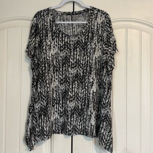 Gray, white, and black t-shirt by Apt 9 in size 3X